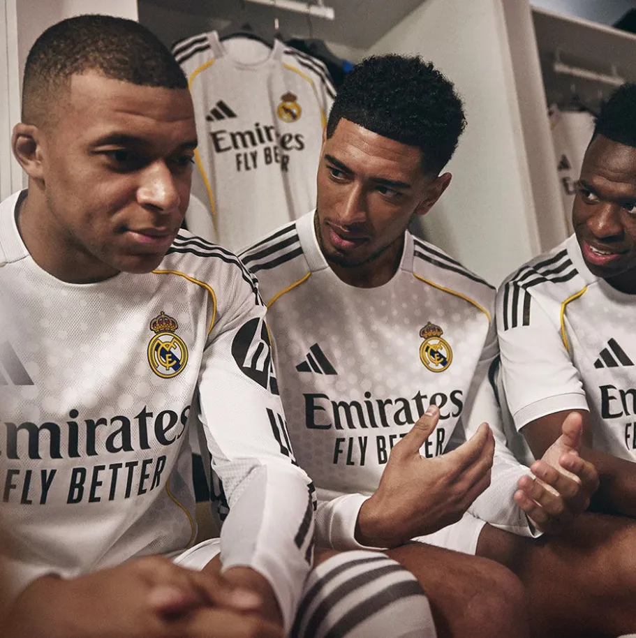 皇家馬德里公布 2025-26 賽季主場球衣 球隊主場球衣將回歸黃色細節,整體設計與皇家馬德里 2009-10 賽季所穿的主場球衣非常相似。